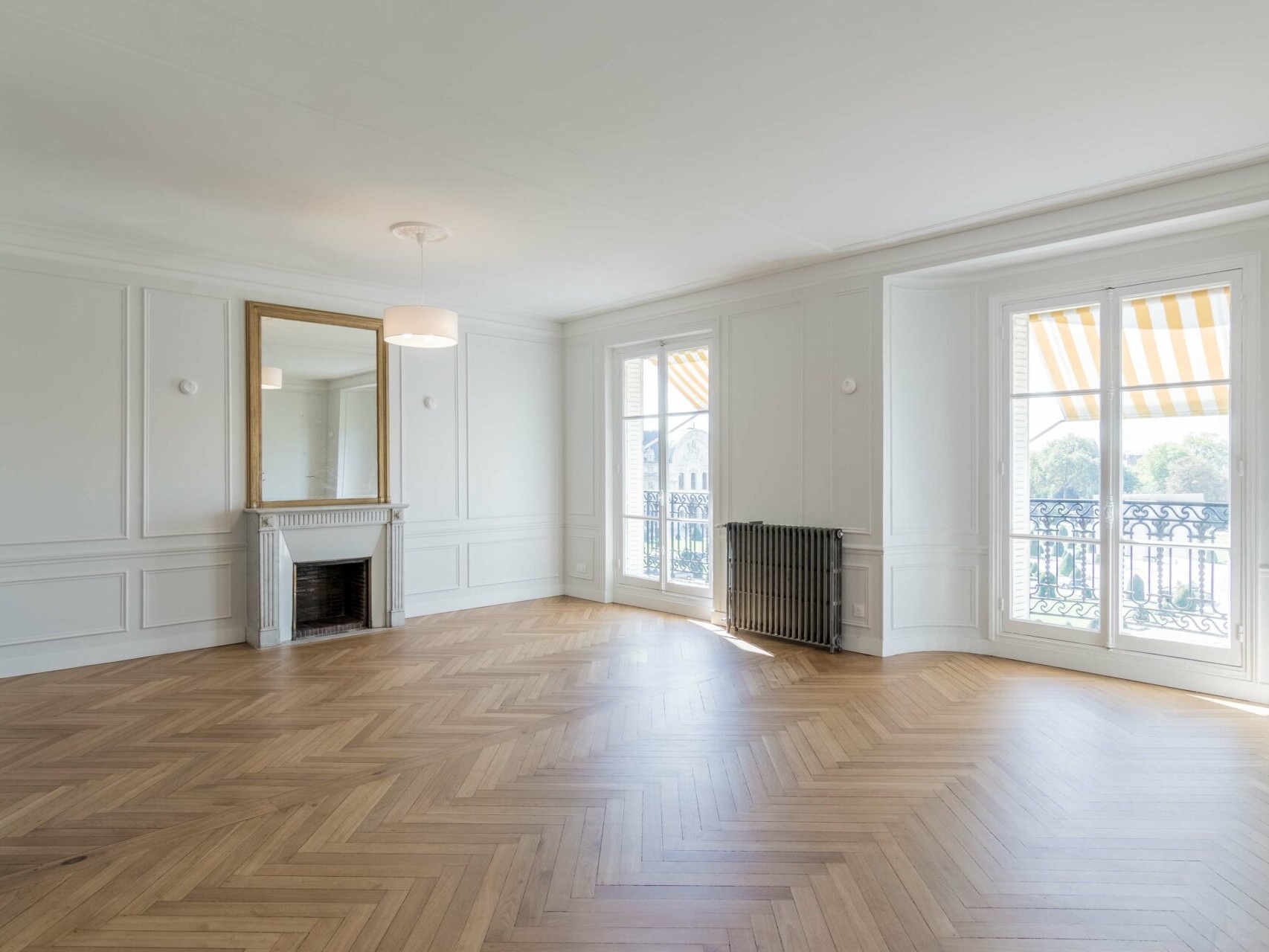 découvrez nos conseils et solutions pour la rénovation d'appartements haussmanniens : restauration de moulures, modernisation des espaces, respect du charme authentique et amélioration du confort.